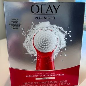 Olay Facial Cleansing Brush, includes handle, 2 brushes and 2 AA batteries- NEW